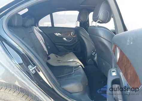 2018 Mercedes-Benz C 300 z USA, uszkodzony, nr VIN 55SWF4JB1JU271523